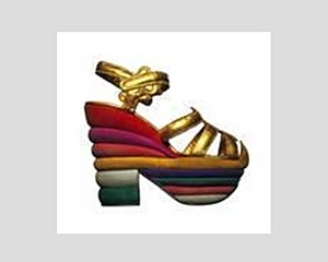 Die Damenwelt hat ihm einiges zu verdanken, dem großen italienischen Schuh-Designer Salvatore Ferragamo!  Salvatore Ferragamo ermöglichte durch die Erfindung einer speziellen Stahlfeder erstmals, Sandaletten mit hohen Absätzen zu fertigen. Außerdem ist Ferragamo der „Vater“ des Keilabsatzes und des stahlverstärkten Stilettos. 