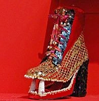 [title] - eine Design-Verrücktheiten waren ursprünglich nur für Schaufensterdekorationen und Bühnenauftritte gedacht. Jetzt stylt Klaus Niehaus alte Schuhe um und verleiht ihnen neuen Glanz. 