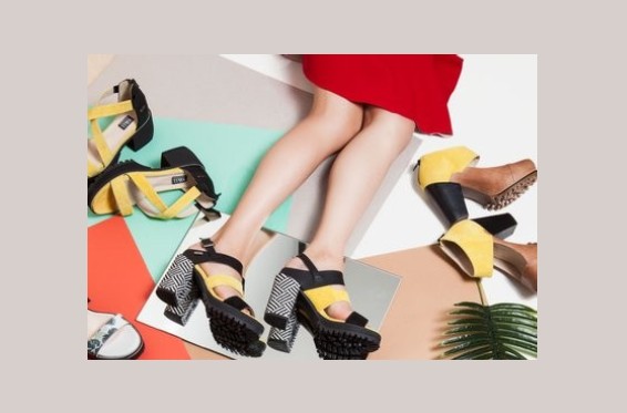 YALL by Marta Montalvão - Hinter dem Newcomer Label  YALL steht Marta Montalváo, Die studierte Modedesignerin kombiniert natürliche Materialien wie Holz oder Leder mit leichten Oberflächenstrukturen und rustikalen Elementen. Das Ergebnis sind urbane und trendige Schuhe mit klarem, ästhetischem Design.