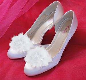 [title] - Schuh-Clips peppen schlichte Schuhe raffiniert auf und verwandeln Pumps, Ballerinas & Co in traumhafte Brautschuhe.