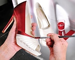 [title] - Wer einen speziellen Farbton, passend zum Brautkleid sucht, oder die Schuhe nach dem Hochzeitstag in hübsche Abendschuhe verwandeln will, kann Brautschuhe einfärben lassen.