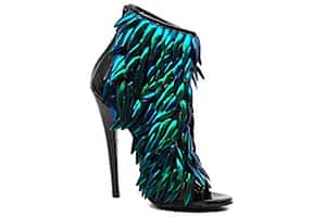 [title] - Ernest aus Paris  kreiert den erotischsten aller Damenschuhe – den Stiletto.  Bis zu 15 Zentimeter messen die schwindelerregenden Kreationen, die Frauenbeine verführerisch in Szene setzen.