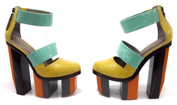 Julia Lundsten Designerschuhe: tragbare Extravaganz - ulia Lundsten ist eine vielfach ausgezeichnete finnische Schuhdesignerin, die mit ihren Styles skandinavische Geradlinigkeit mit tragbarer Extravaganz verbindet.