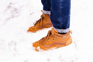 [title] - Wenn der erste Schnee naht, ist es höchste  Zeit, die warmen Winter-Schuhe hervor zu holen und sie auf Eis, Schnee und Salz vorzubereiten. Mit der richtigen Pflege ist es kein Problem, Schuhe gut durch den Winter zu kriegen.