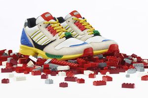 adidas und Lego haben im Rahmen der A-ZX-Serie einen Sneaker designt. Der bunte Sneaker ist eine Hommage an den klassischen Lego-Stein, der die Kindheit vieler geprägt hat.