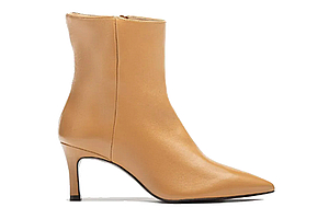 Die Modefarbe Camel ist ein zeitlos-eleganter Klassiker. Daher wirken auch Schuhe und Stiefel in Camel feminin und edel. Auch in der neuen Stiefel- und Schuhmode sind sie ein Thema.