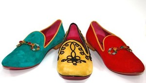 [title] - Ein wenig erinnern die neuen Pantoffel-Schuhe an königliche Hausschuhe, vor allem wenn sie mit aufwändigen Stickerereien oder Schmucksteinen dekoriert. sind. Die neuen Pantoffel-Loafer machen Ballerinas jetzt Konkurrenz. 