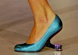 In Düsseldorf präsentierten nationale und internationale Schuhhersteller und Designer Schuhmode Frühjahr-Sommer 2014.  Auf dem Laufsteg waren feminine Pumps und Sandaletten in neuen Farben und Designs zu sehen. Wir waren dabei und zeigen Ihnen die Must Haves für die kommende Saison.