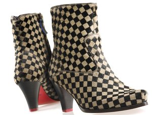 Schachbrett- und Pepita Muster sind in Mode. Ob Kleider oder Schuhe: Karos sind Blickfänger. Auch Floris van Bommel lies sich inspirieren und kreierte Stiefel und Sneaker mit Karos und Pepitas. 