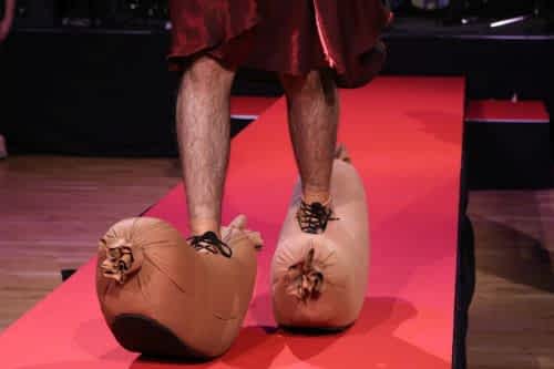 [title] - Was passiert, wenn Meister-Schuhmacher und Design-Rebellen die Schwerkraft ignorieren? Es entstehen „Schunikate“! Erlebe die Highlights des legendären Crazy Shoe Awards – von entenfesten „Duck Martens“ bis hin zu preisgekrönten Metamorphosen. Ein tiefer Blick in eine Welt, in der Handwerk auf puren Wahnsinn trifft und der Schuh zur Skulptur wird.